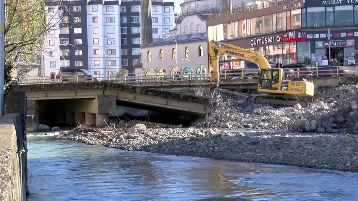 Rize\'de selde zarar gören köprüler yıkılıyor
