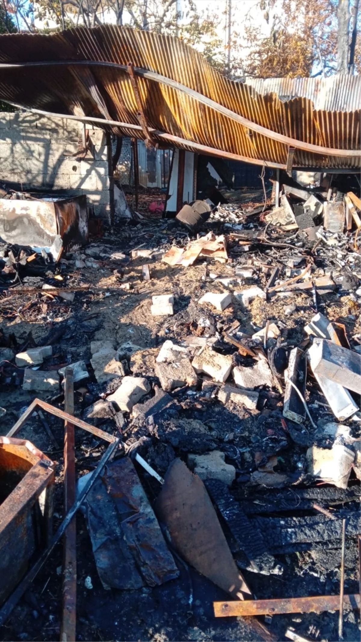 Antalya Serik\'te bir evin deposunda çıkan yangın söndürüldü