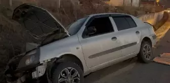 Sivas'ta Otomobil Bariyerlere Çarptı: 4 Yaralı