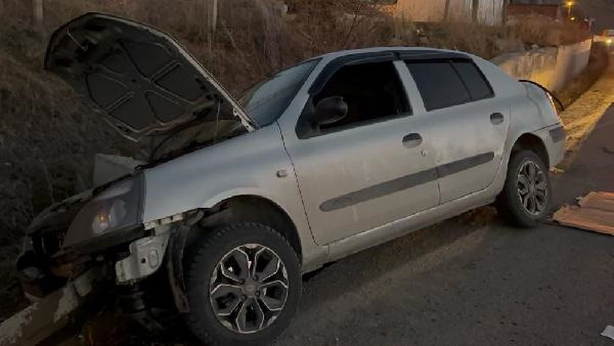 Sivas'ta Otomobil Bariyerlere Çarptı: 4 Yaralı