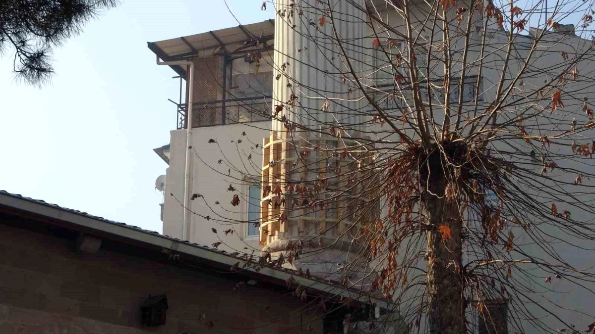 Malatya\'da deprem hasarı sonrası tahtalarla güçlendirilen cami minaresi endişe yaratıyor