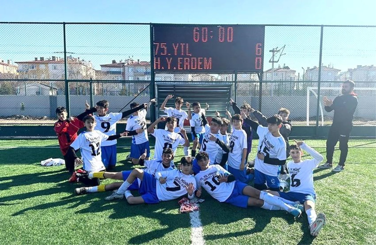 Talas 75. Yıl Mühibe Germirli Ortaokulu Okul Sporları Yıldız Erkek Kayseri Futbol Turnuvası\'nda Şampiyon Oldu