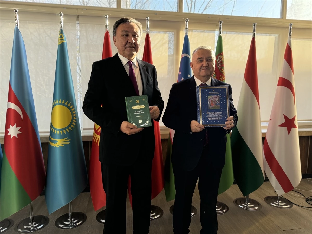 Özbekistan'ın Türk Devletleri Teşkilatı (TDT) dönem başkanlığı sürecinde hazırlanan 100 ciltlik 'Türk Edebiyatının İncileri' kitap serisi kütüphaneye teslim edildi