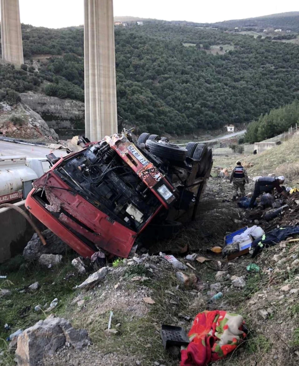 Gaziantep\'te akaryakıt yüklü tankerin uçuruma yuvarlanması sonucu sürücü hayatını kaybetti