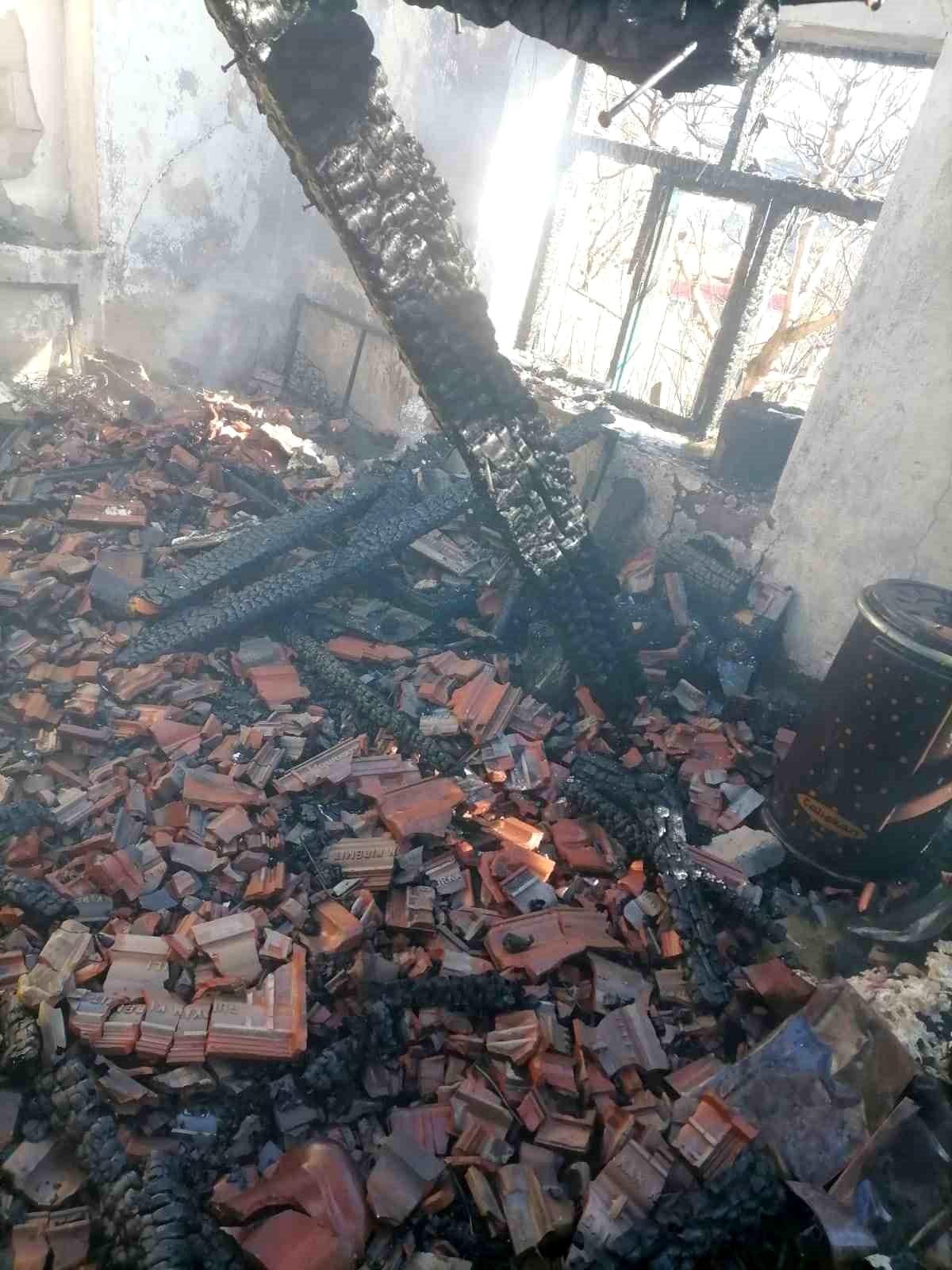 Denizli\'de yaşlı kadının evi yangında harabeye döndü