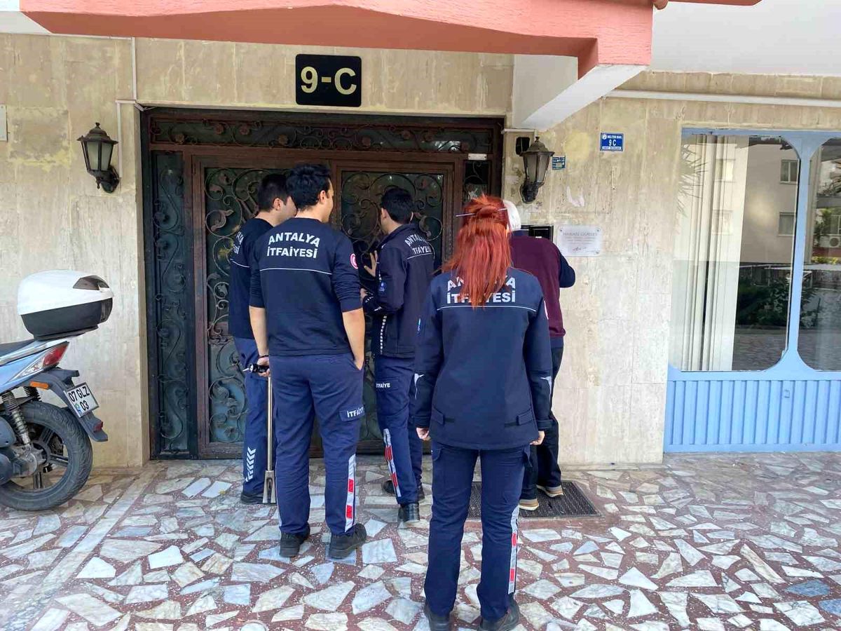 Antalya\'da Kargo Teslimatı İçin Gittiği Binada Mahsur Kalan Kurye Kurtarıldı