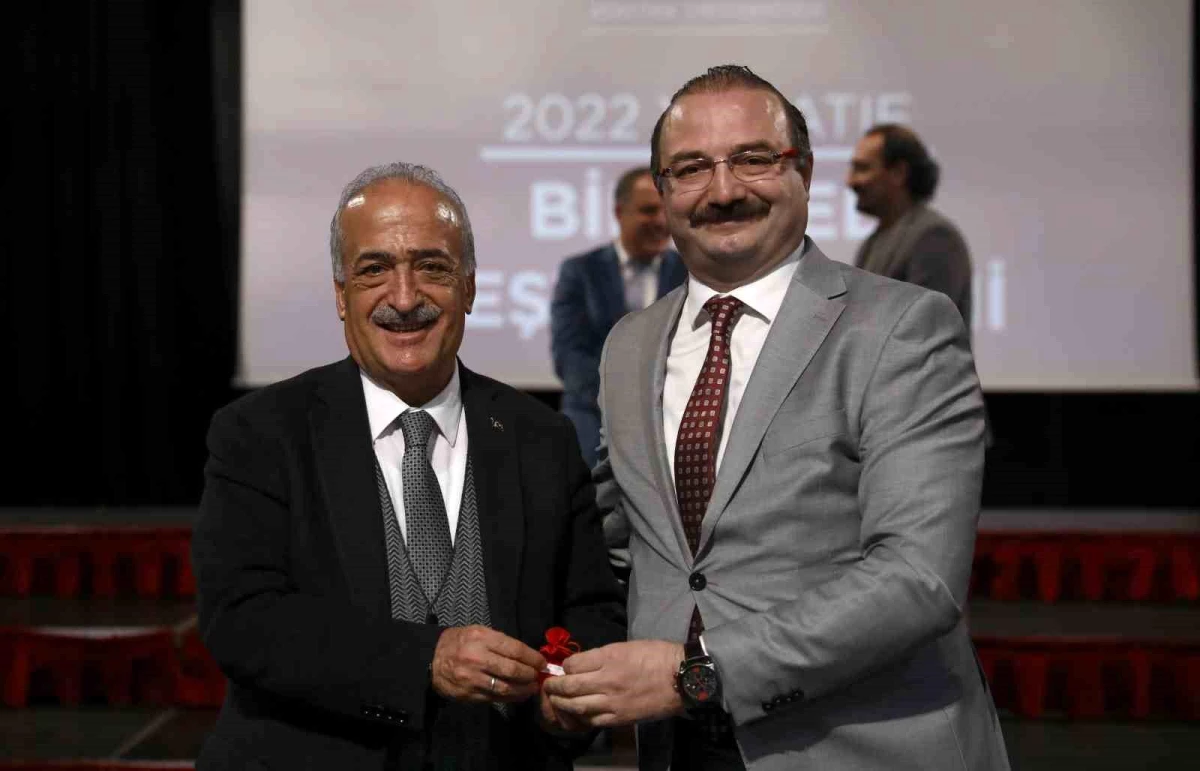Atatürk Üniversitesi, ortalamanın üzerinde atıf alan öğretim üyelerini ödüllendirdi