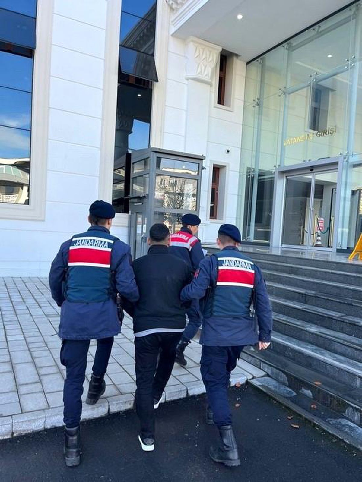 Düzce\'de 21 ilde 72 dolandırıcılık olayına karışan zanlı yakalandı