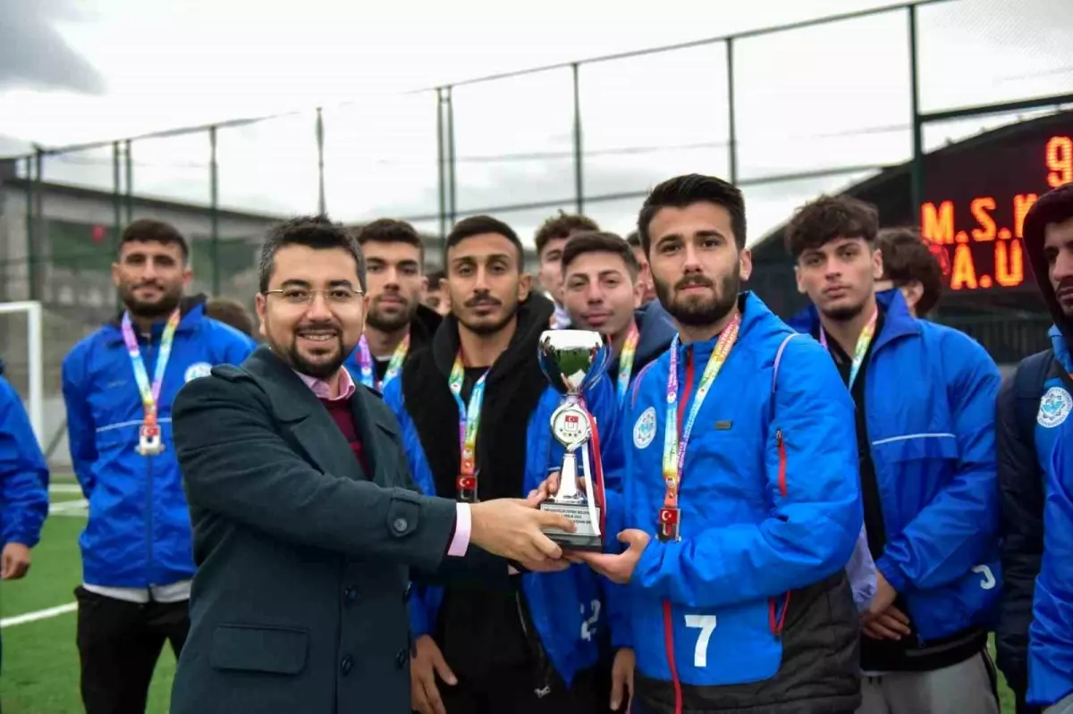 ALKÜ Futbol Takımı Bölgesel Lig Müsabakaları\'nda ikinci oldu