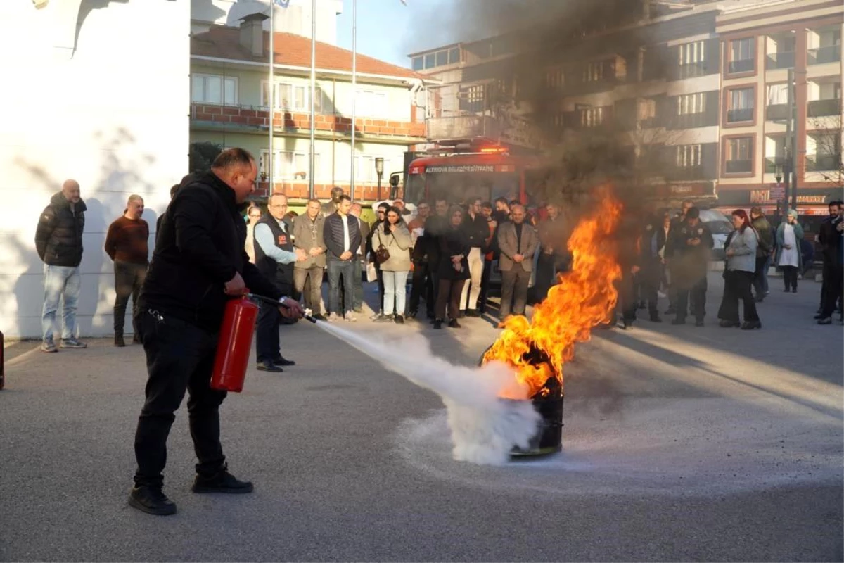 Altınova Belediyesi\'nden gerçeği aratmayan deprem tahliye ve yangın tatbikatı