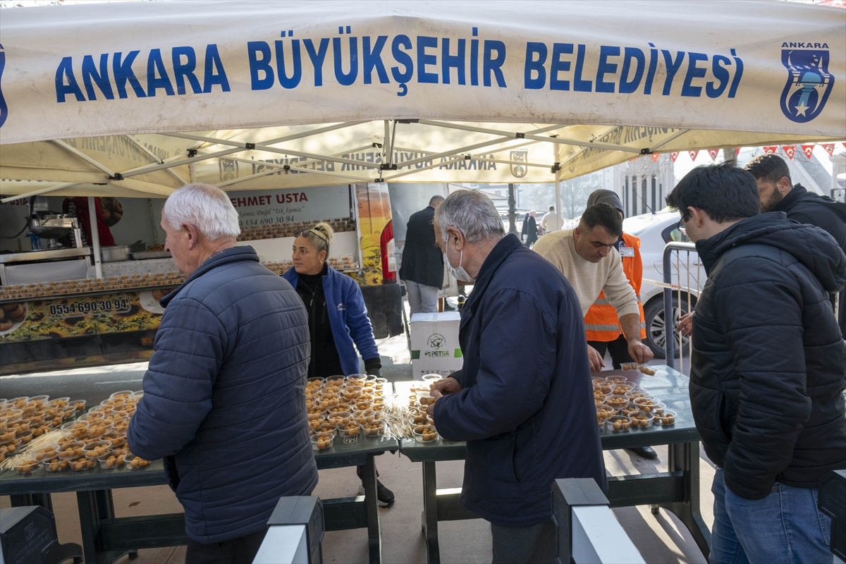 Ankara Büyükşehir Belediyesi, şehitler için vatandaşlara lokma dağıttı
