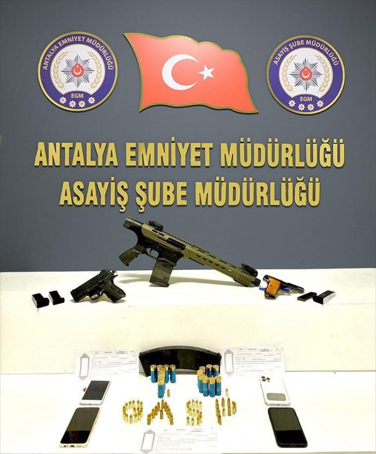 Antalya\'da nitelikli yağma suçundan yakalanan 3 şüpheli tutuklandı