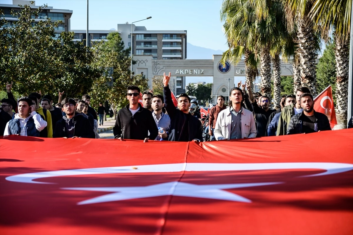 Antalya\'da üniversite öğrencileri \'Şehitleri Anma ve Teröre Lanet Yürüyüşü\' gerçekleştirdi