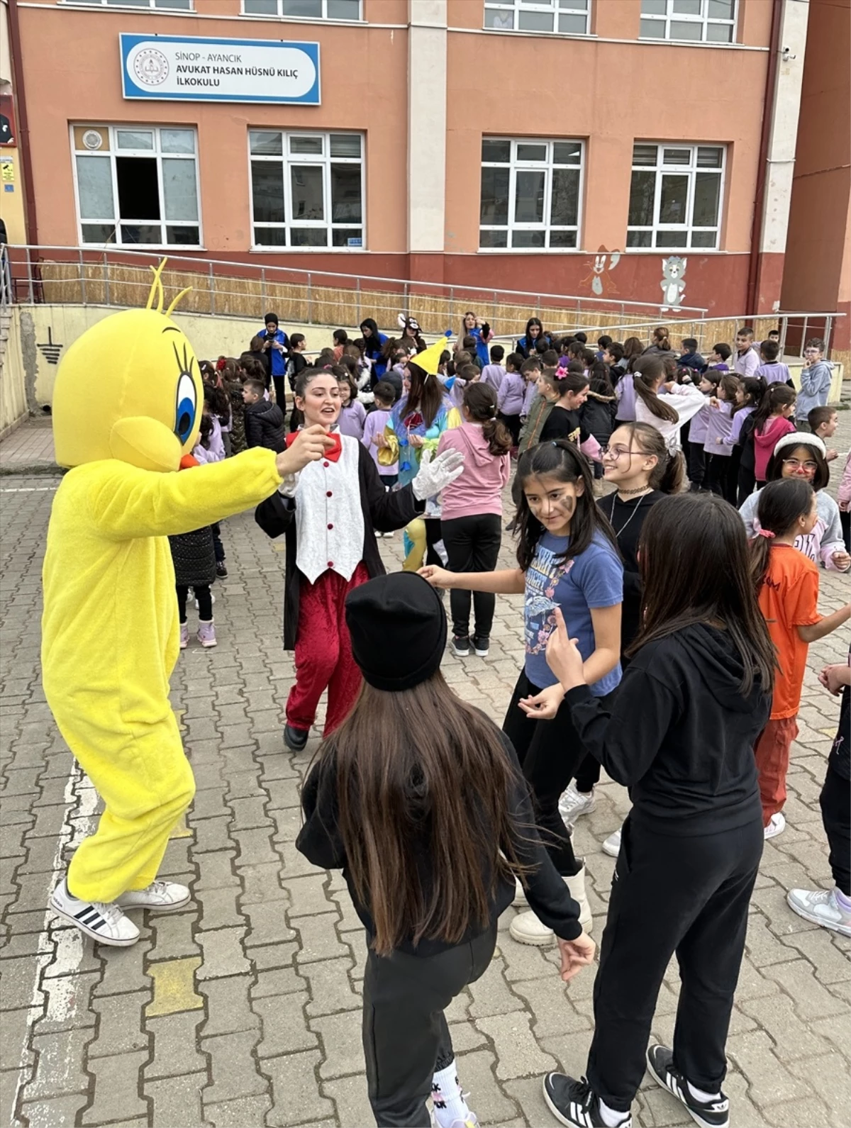 Sinop\'ta Şehit Ömer Can Açıkgöz Gençlik Merkezi\'nden ilkokul öğrencilerine etkinlik