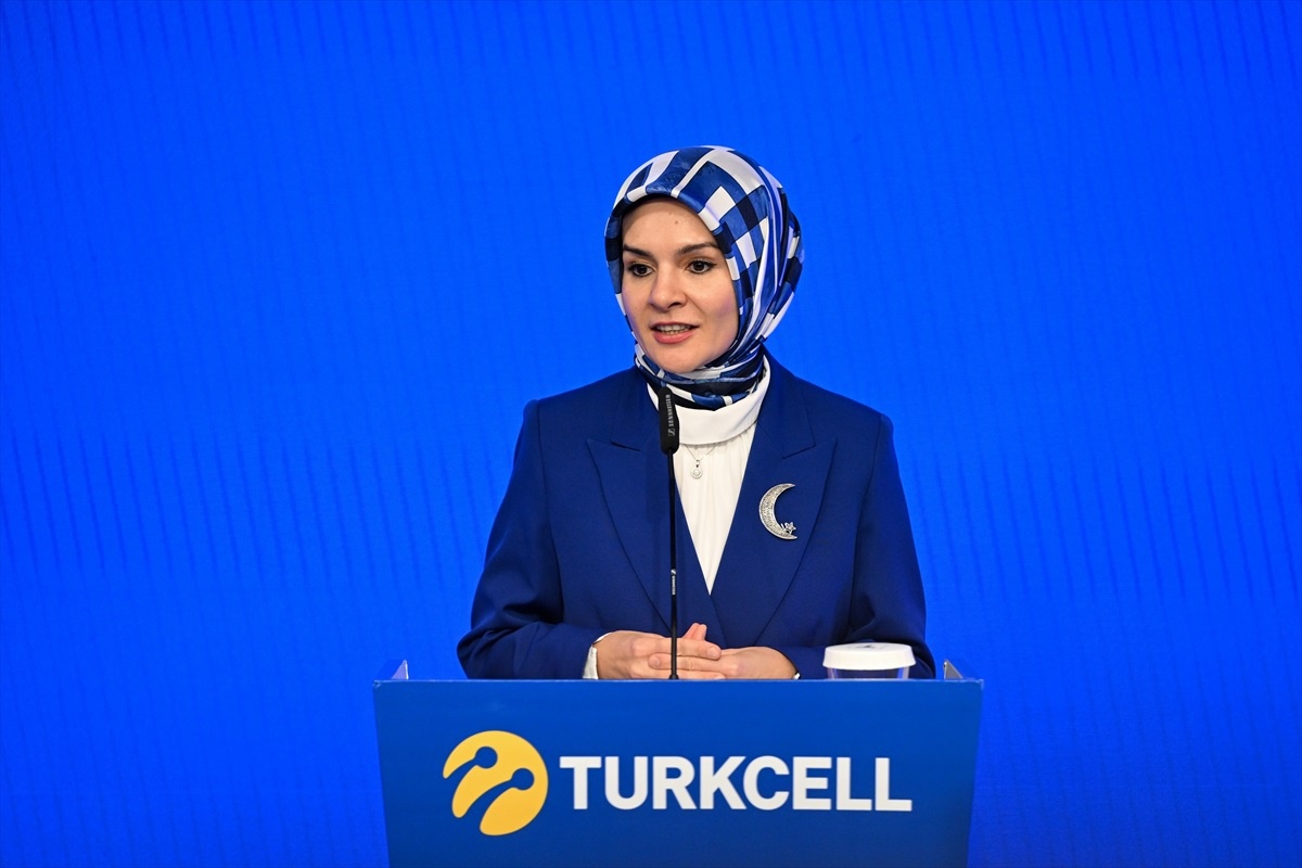Aile ve Sosyal Hizmetler Bakanı Mahinur Özdemir Göktaş, kadınlara ve gençlere yönelik projeleri kıymetli görüyor