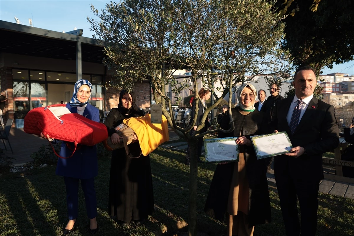 Aile ve Sosyal Hizmetler Bakanı Mahinur Özdemir Göktaş, Beyoğlu\'nda doğan 10 bininci bebeği ziyaret etti, \'Azra\' bebek adına fidan dikti
