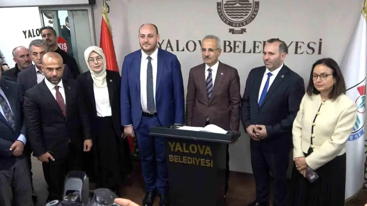 Ulaştırma Bakanı: Yalova-Armutlu kara yolu istediğimiz hızda bitiremediğimiz bir proje