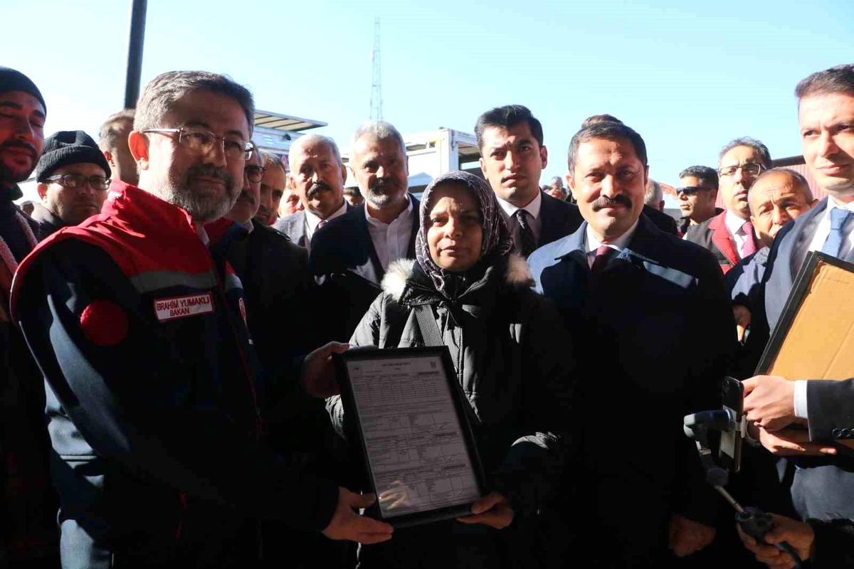 Tarım ve Orman Bakanı İbrahim Yumaklı, depremde hayvanlarını kaybeden üreticilere büyükbaş hayvan dağıtımı programına katıldı