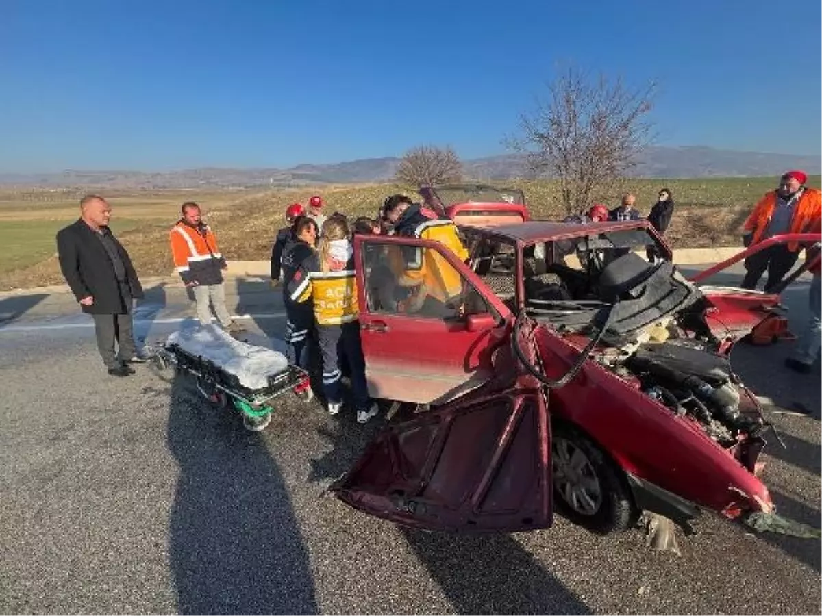 Amasya'da Otomobil Bariyerlere Çarptı: Yaralı Kurtarıldı