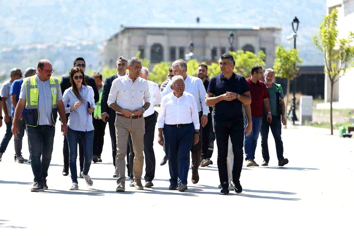 Kayseri Büyükşehir Belediye Başkanı Dr. Memduh Büyükkılıç, 2024 yılı için hizmet dolu bir yıl temennisinde bulundu