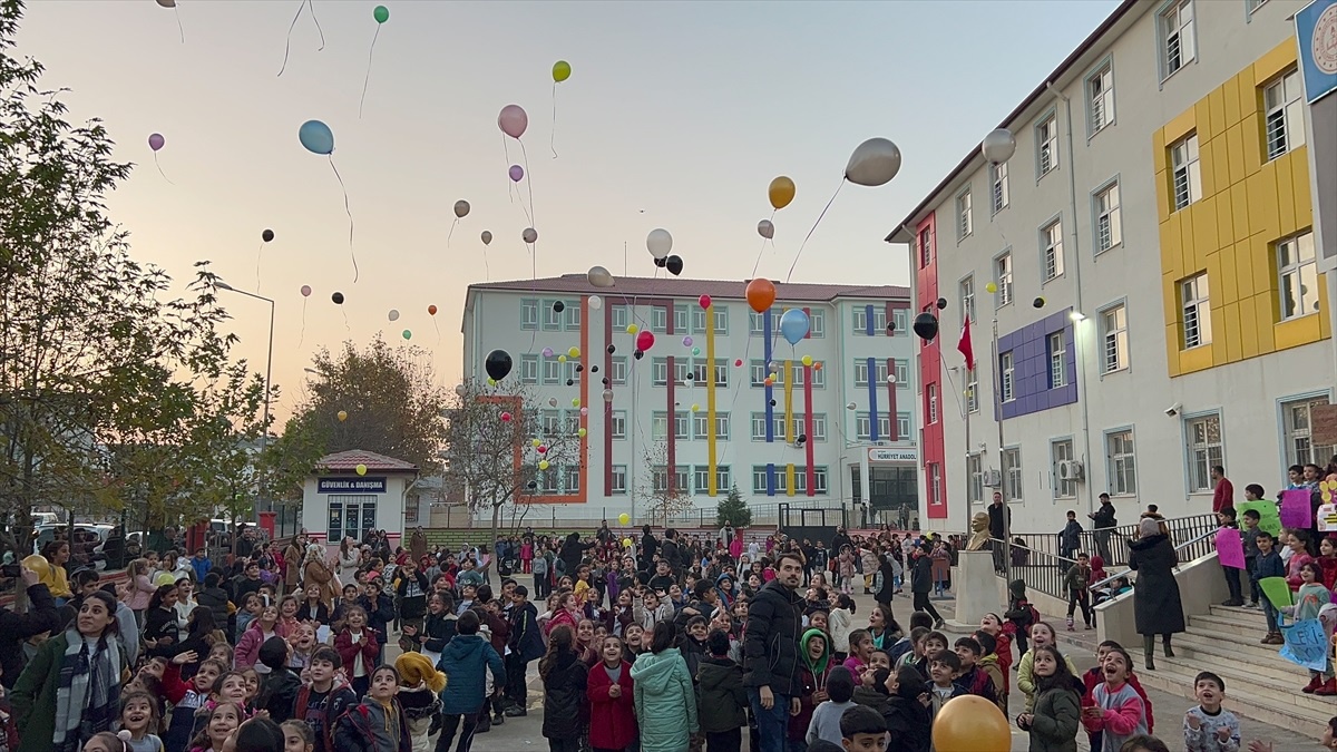 Batman\'da çocuklar, Gazze\'ye yönelik saldırılarda hayatını kaybeden akranları için gökyüzüne balon bıraktı