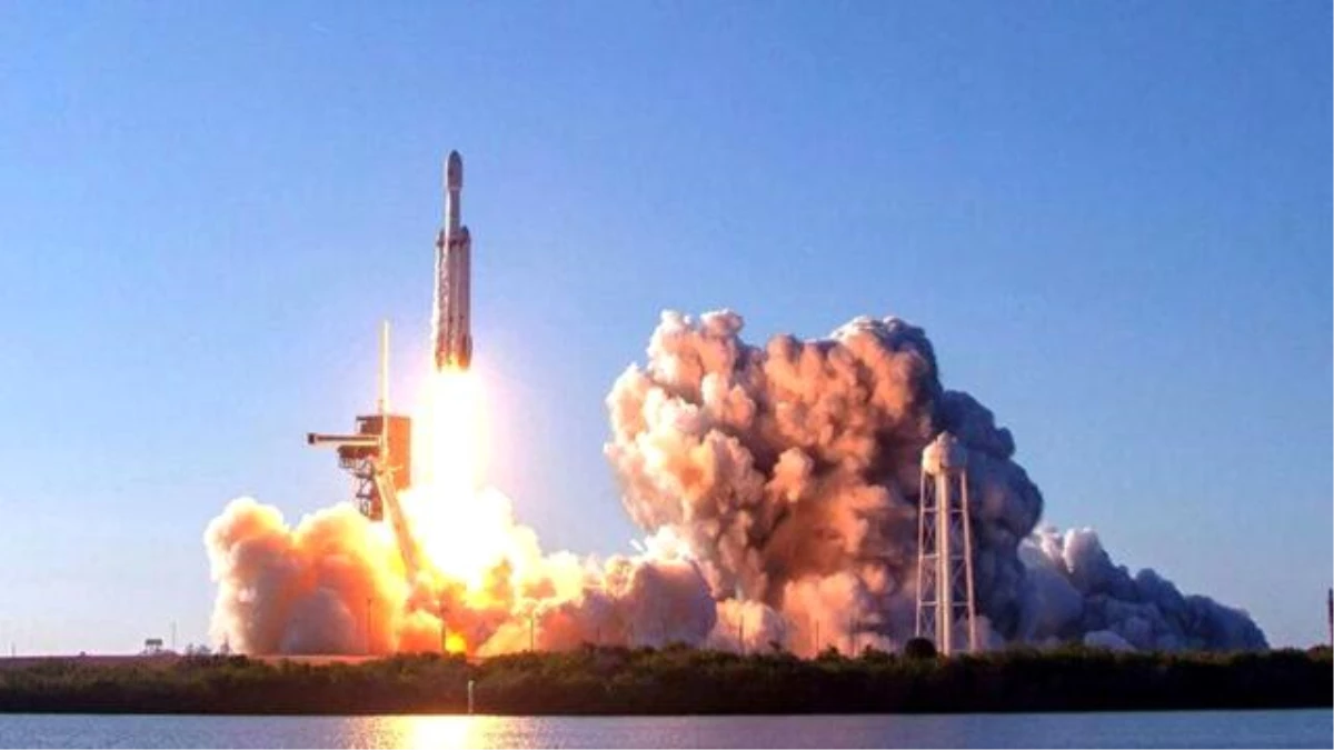SpaceX, Falcon Heavy Roketi\'ni başarılı bir şekilde fırlattı