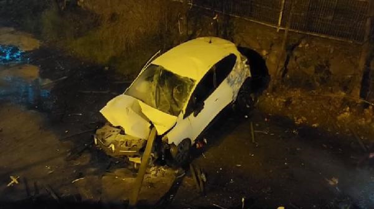 Beykoz\'da otomobil bariyerlere saplandı, su takviye musluğunu kırarak alt yola düştü