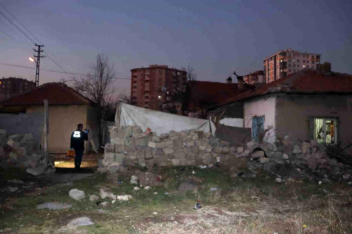 Kayseri\'de Kadın, Evdeki Bıçağın Üzerine Düşerek Ağır Yaralandı