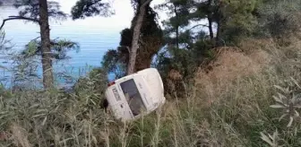 Minibüs, denize düşmekten çam ağacı sayesinde kurtuldu