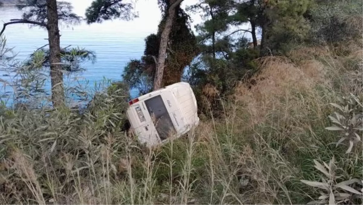 Minibüs, denize düşmekten çam ağacı sayesinde kurtuldu