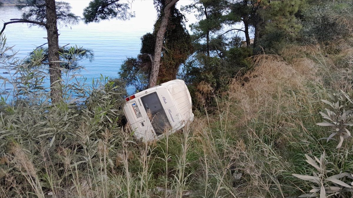 Bodrum\'da minibüs şarampole devrildi, 7 yaralı