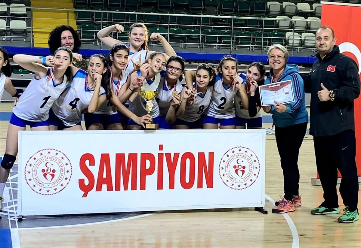 Muğla\'da düzenlenen Yıldız Kızlar Voleybol İl Birinciliği Müsabakalarında Bodrum Mahinur Cemal Uslu Ortaokulu şampiyon oldu