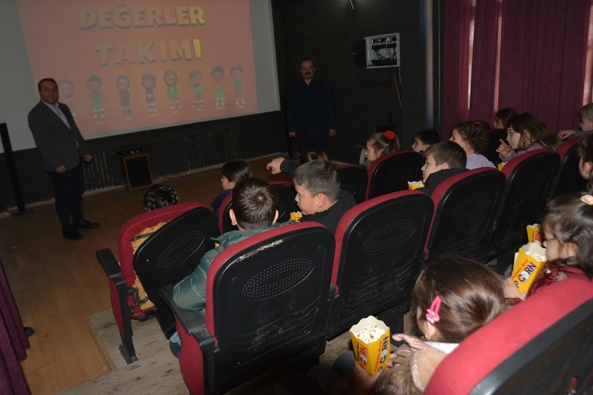 Trabzon\'da İlk ve Ortaokul Öğrencilerine Cep Sinema Keyfi