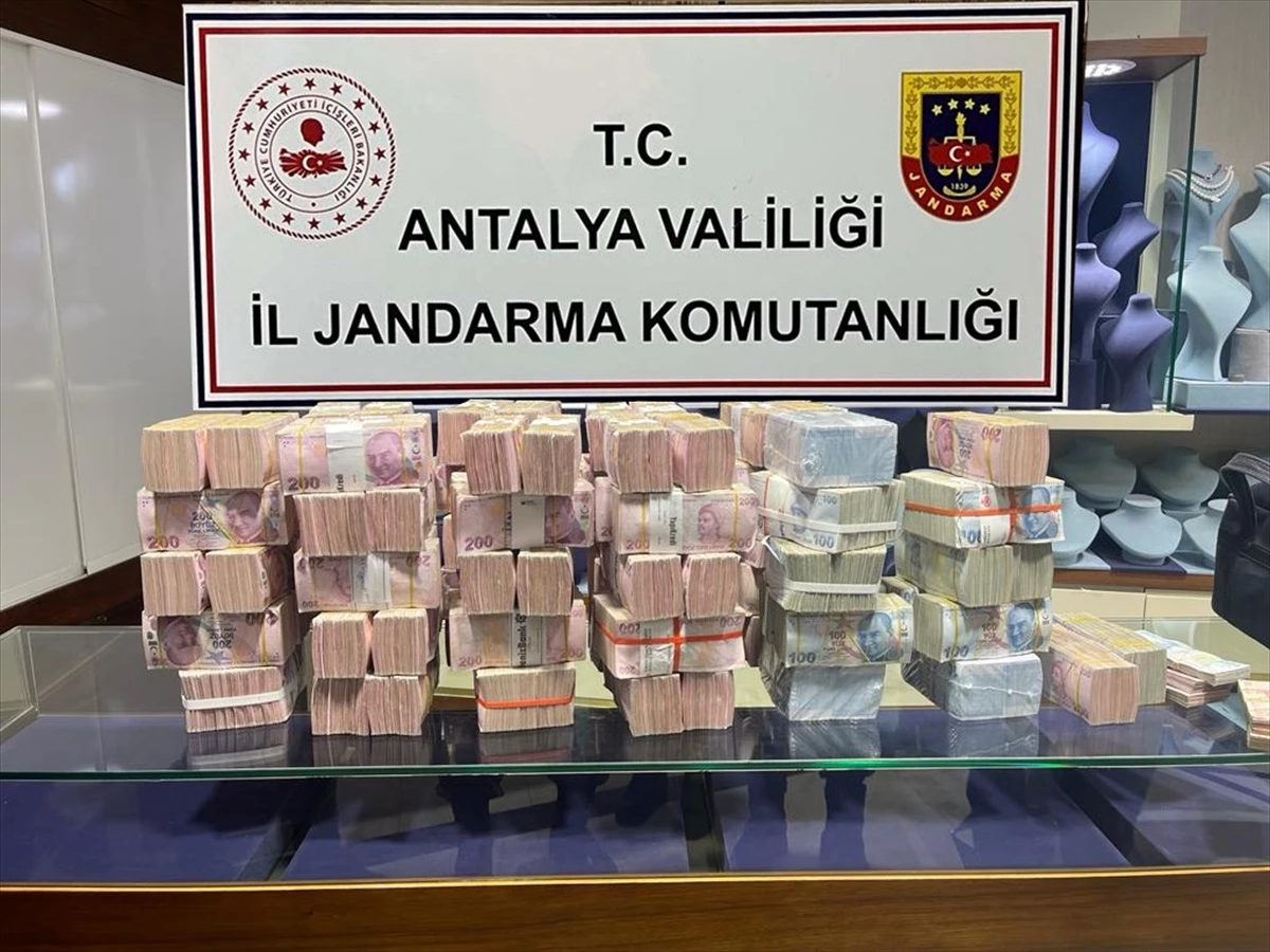 Antalya\'da Çukur Çetesi Operasyonunda 43 Şüpheli Adliyeye Sevk Edildi