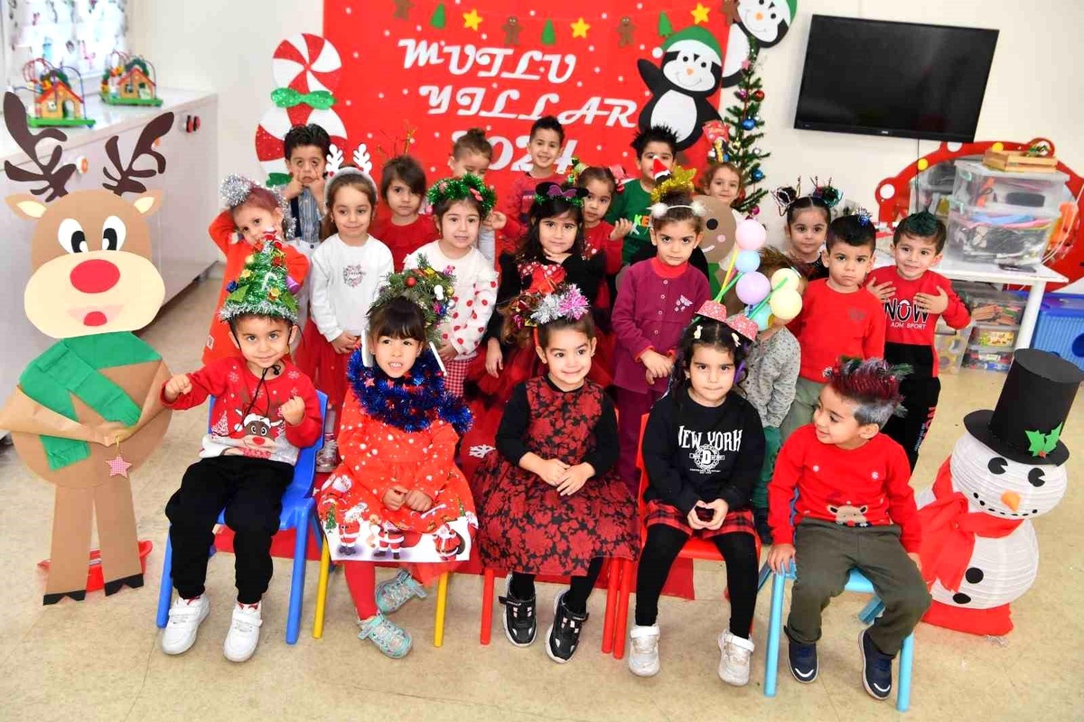 Çukurova Belediyesi\'nden Güler Yüzler Semt Kreşlerine Yılbaşı Kutlaması