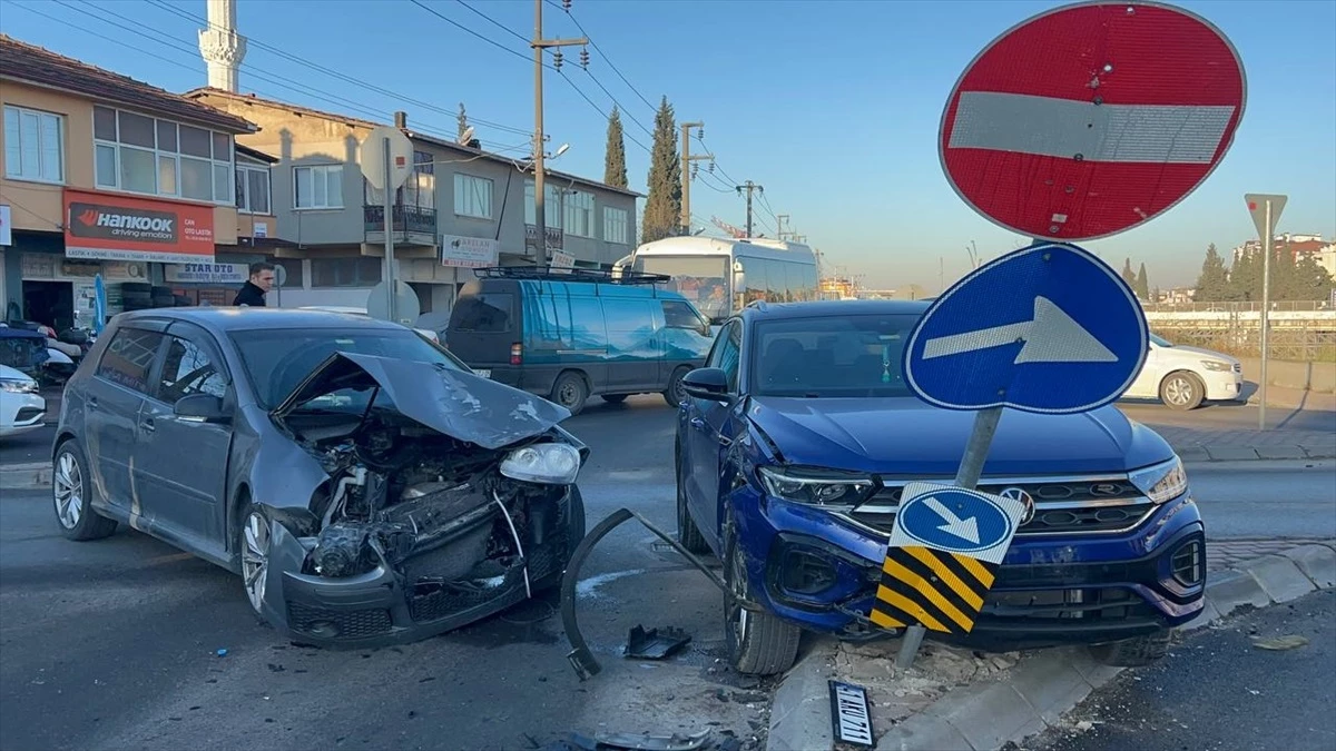 Kocaeli Darıca\'da Otomobil ile SUV Çarpıştı: 3 Yaralı