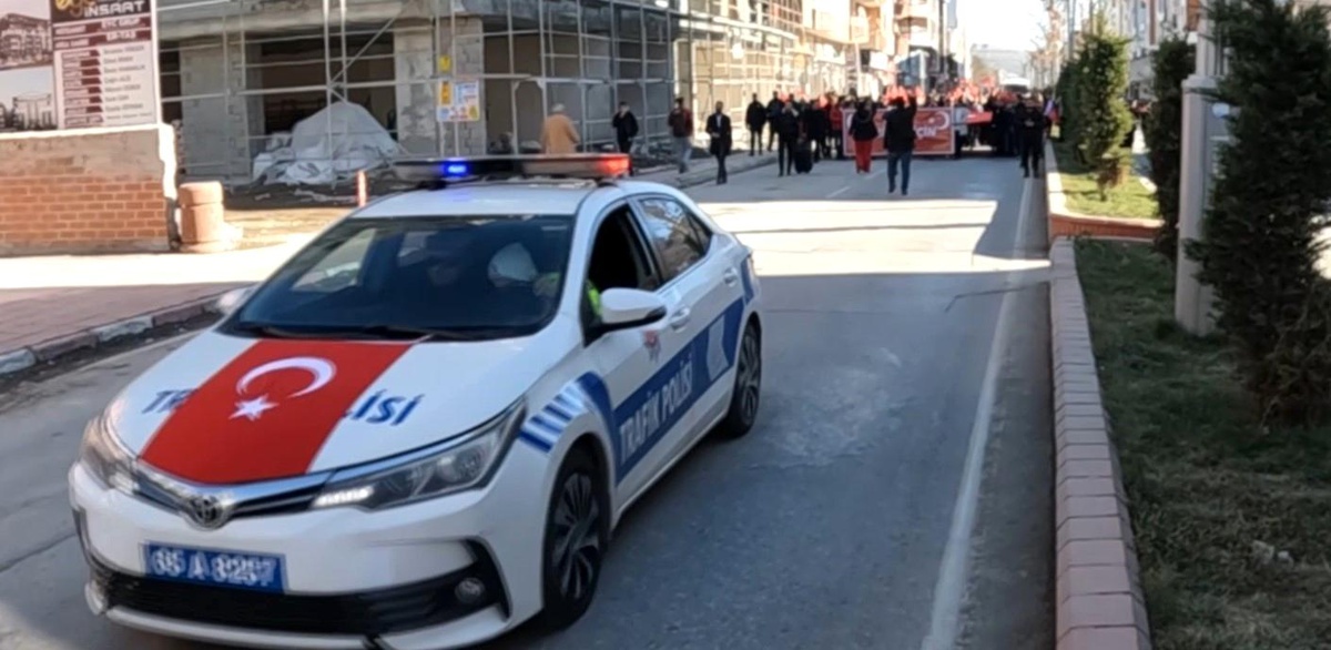 Erciş\'te \'şehitleri anma ve teröre lanet\' yürüyüşü yapıldı