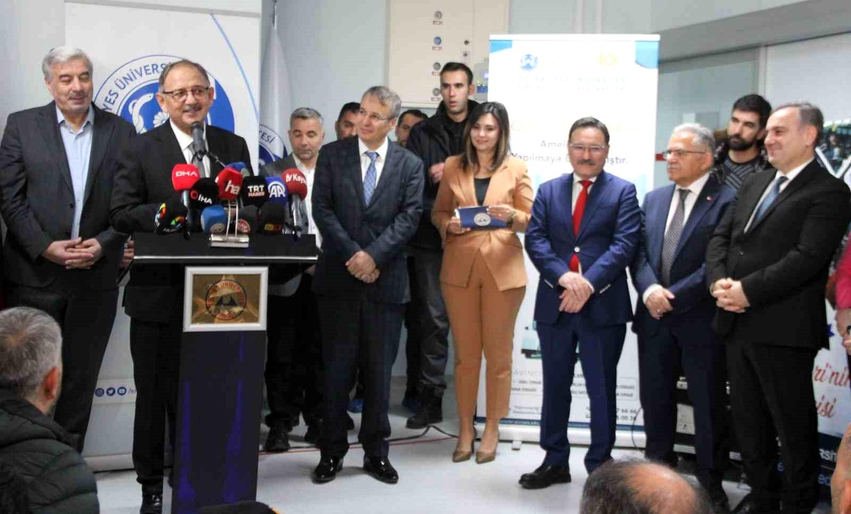 Erciyes Üniversitesi\'nde Da Vinci robotik cerrahi sistemi hizmete açıldı