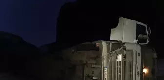 Erzurum'da devrilen tırın sürücüsü yaralandı