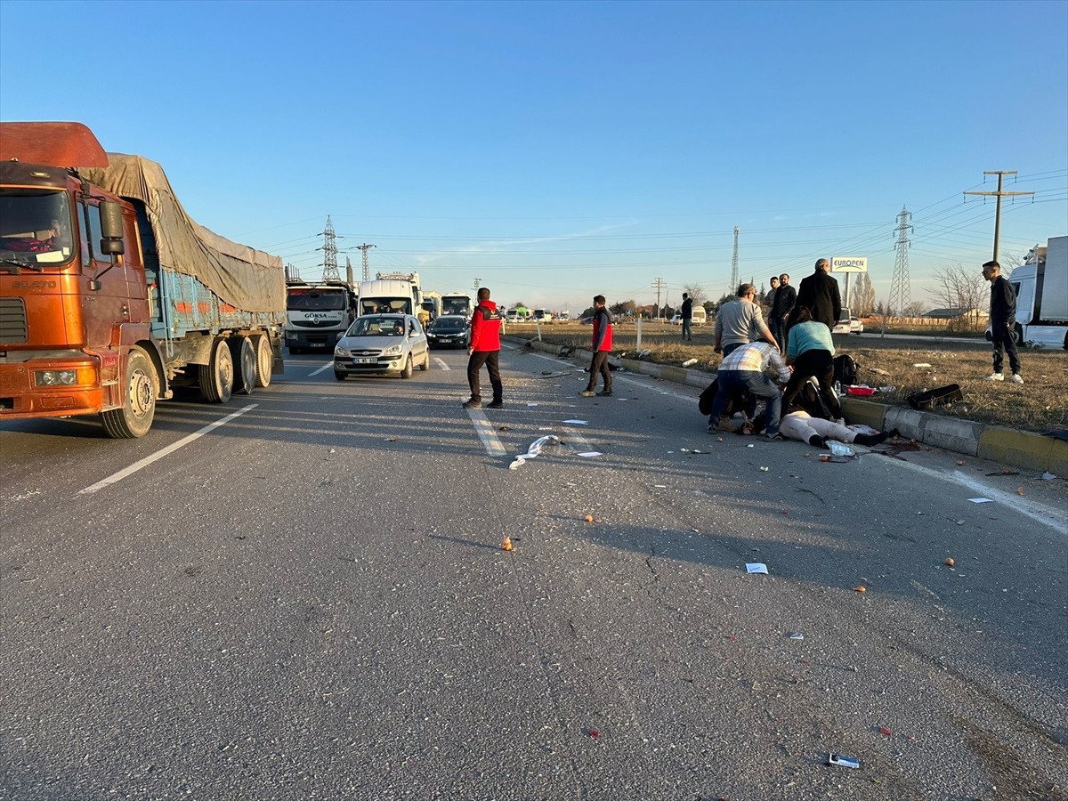Eskişehir\'de Otomobil Çarpışması: 3 Kişi Yaralandı