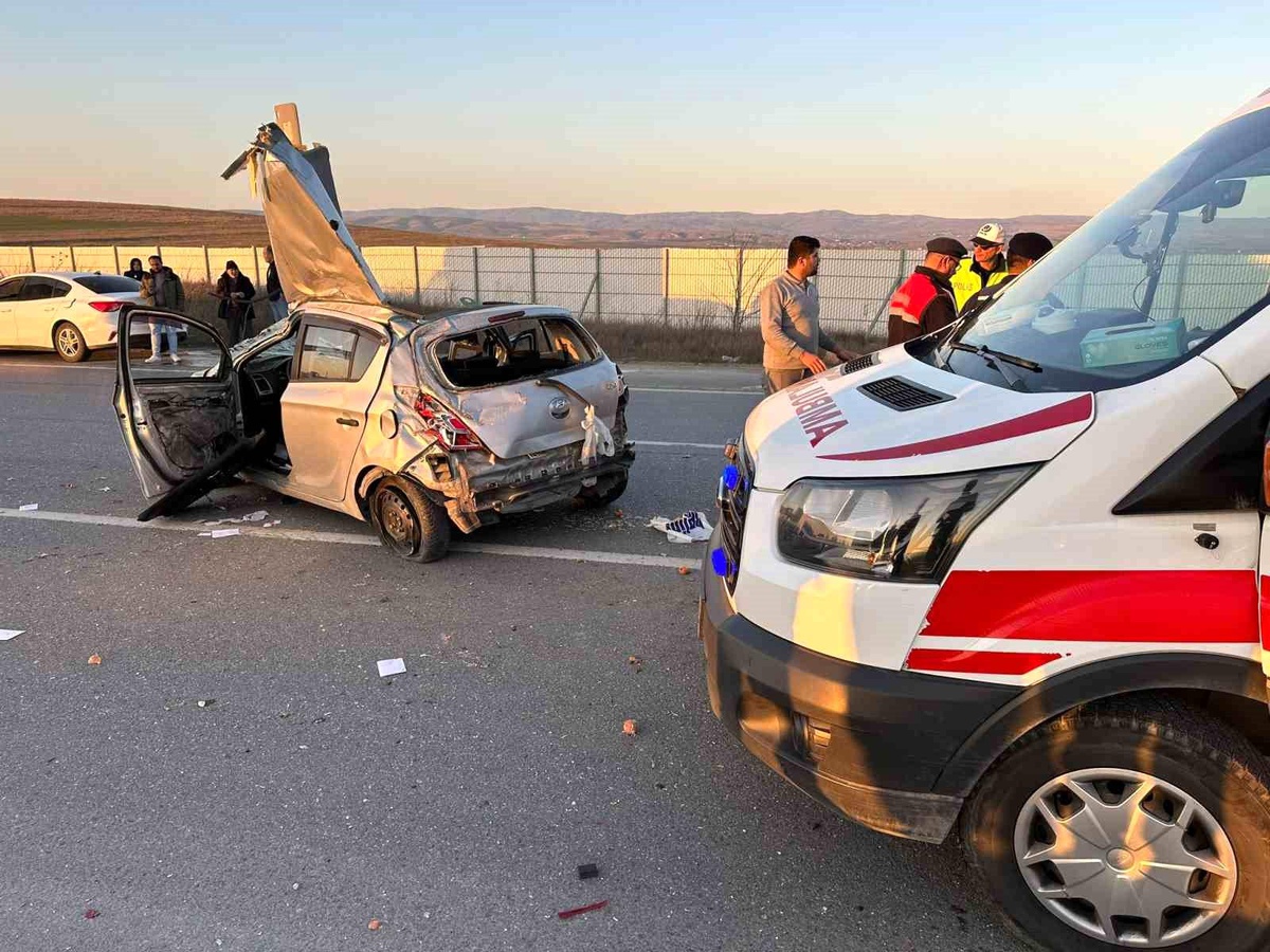 Eskişehir\'de Kavşakta Meydana Gelen Trafik Kazasında 3 Kişi Yaralandı