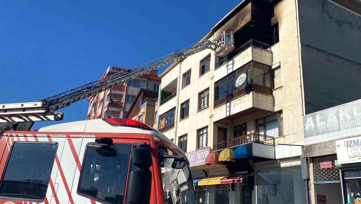 Gebze\'de çıkan yangında bir kadın ve 2 çocuk dumandan etkilendi