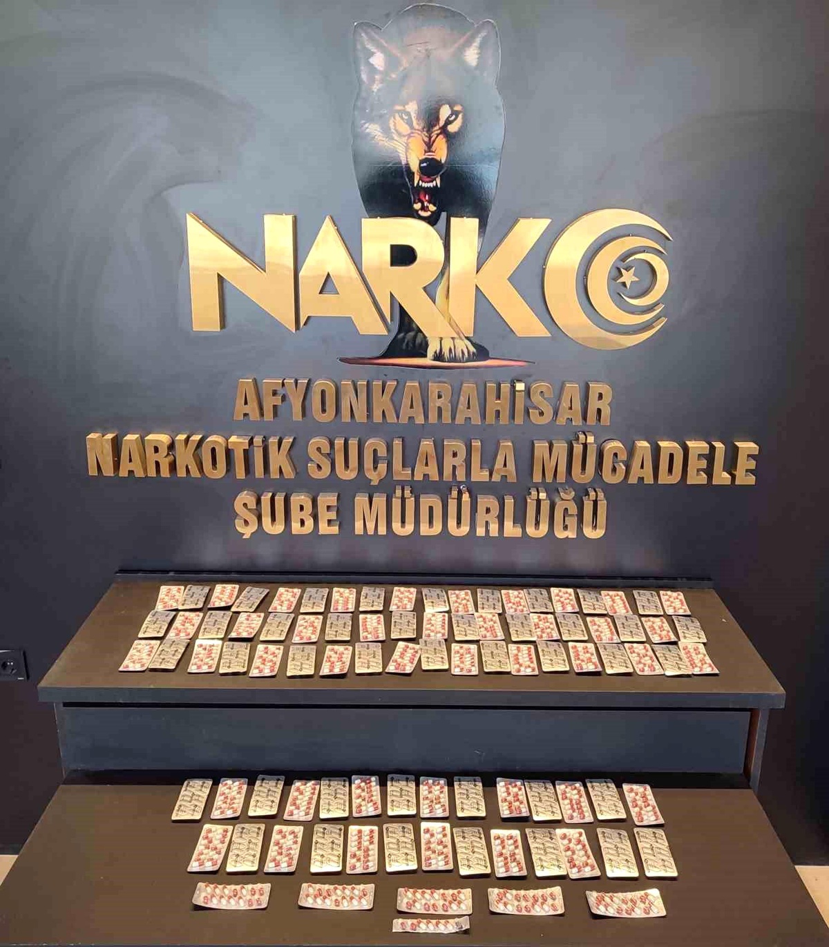 Afyonkarahisar\'da Uyuşturucu Operasyonu: 2 Gözaltı, 1257 Hap Ele Geçirildi