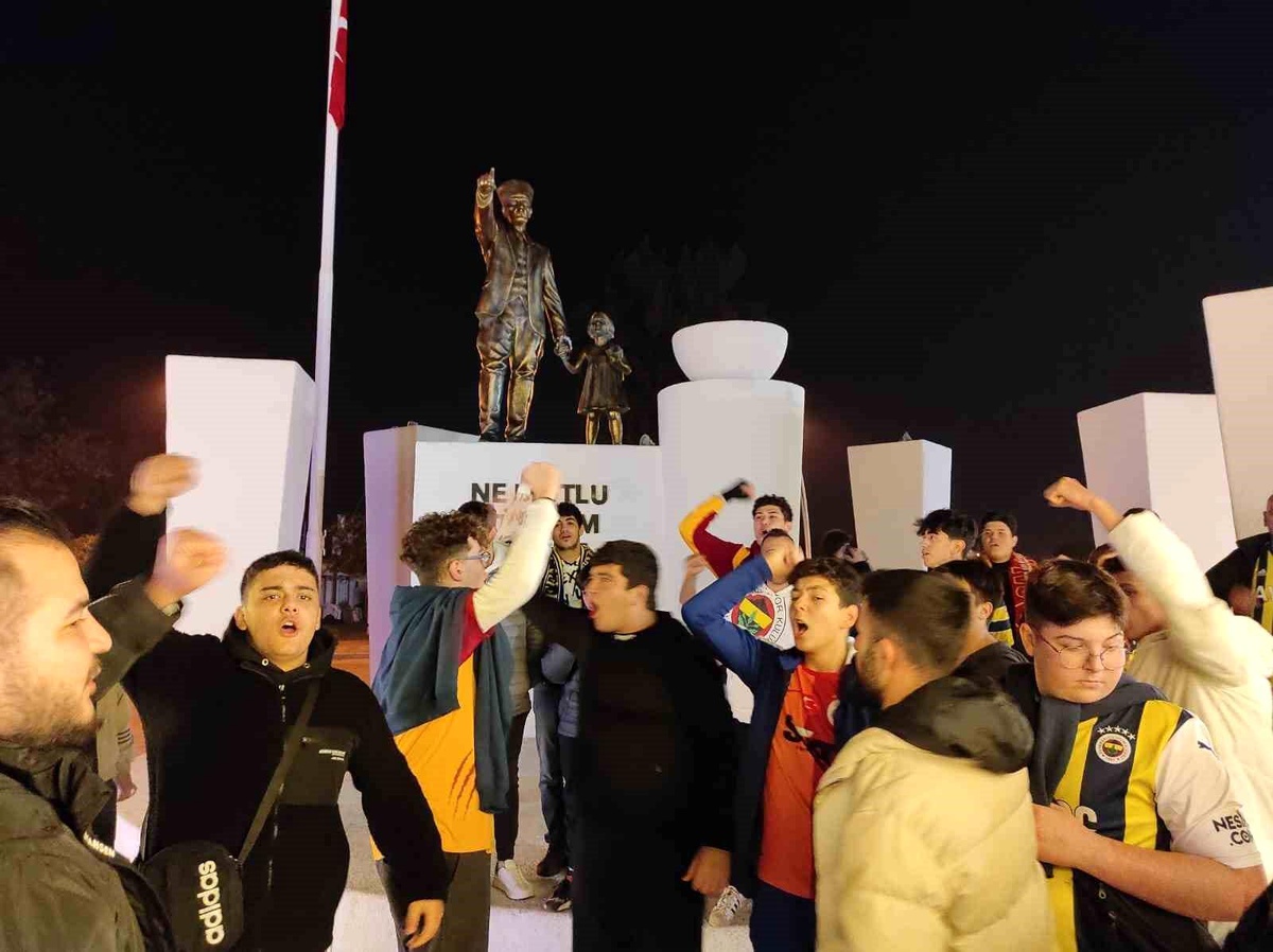 Fenerbahçe ve Galatasaray taraftarları Suudi Arabistan\'a tepki gösterdi