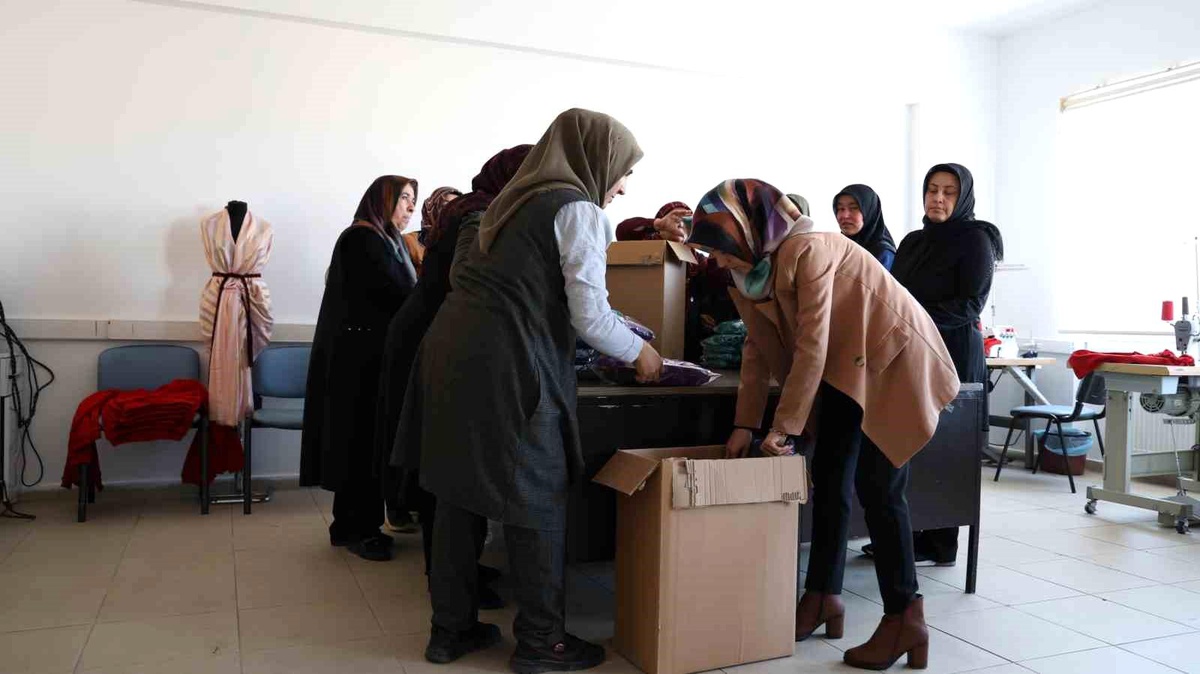 Kırşehir\'de Gönüllü Kadınlar Filistinli Çocuklar İçin Eşofman Örüyor