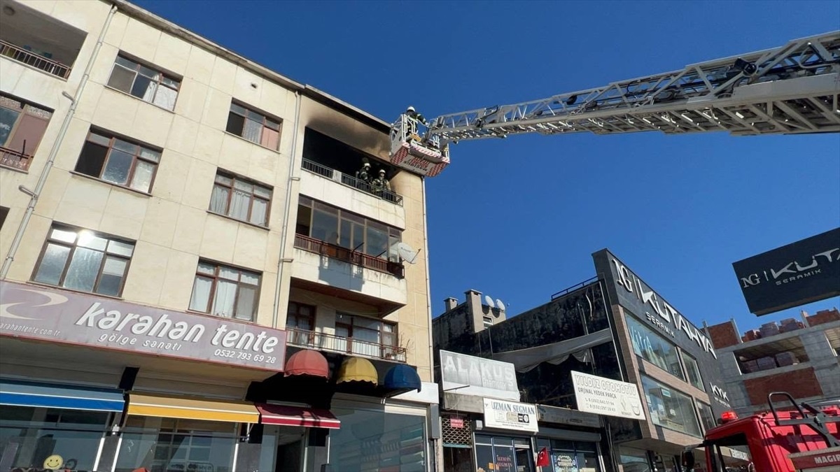 Gebze\'de çıkan yangında dumandan etkilenen anne ve 2 çocuğa ambulansta müdahale