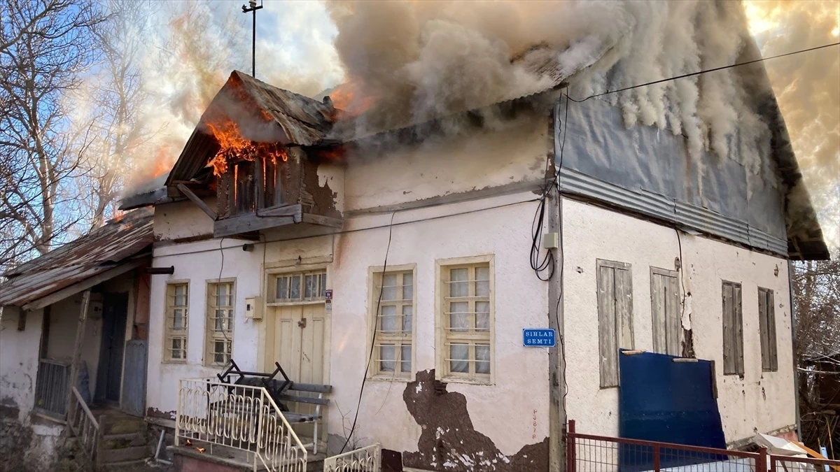 Giresun\'un Şebinkarahisar ilçesindeki yangında 2 ahşap ev zarar gördü