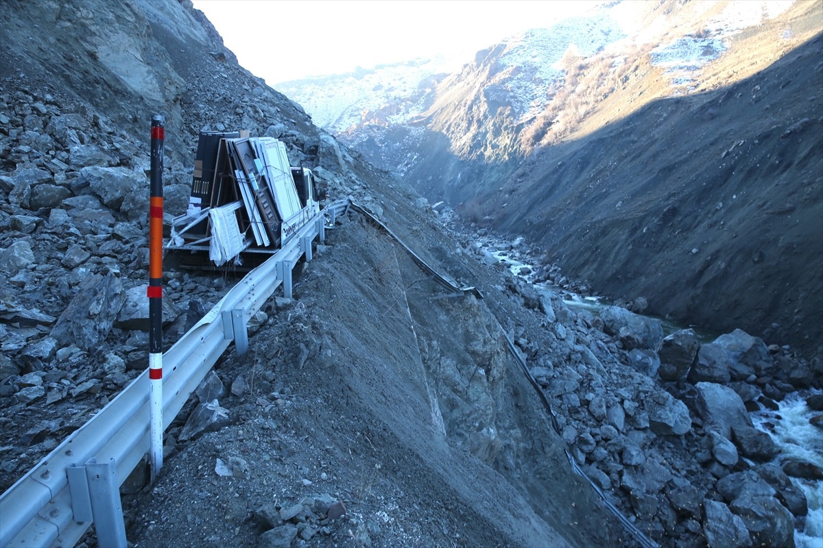 Hakkari-Yüksekova kara yolunda heyelanda kamyonet kaza geçirdi, 3 kişi yaralandı