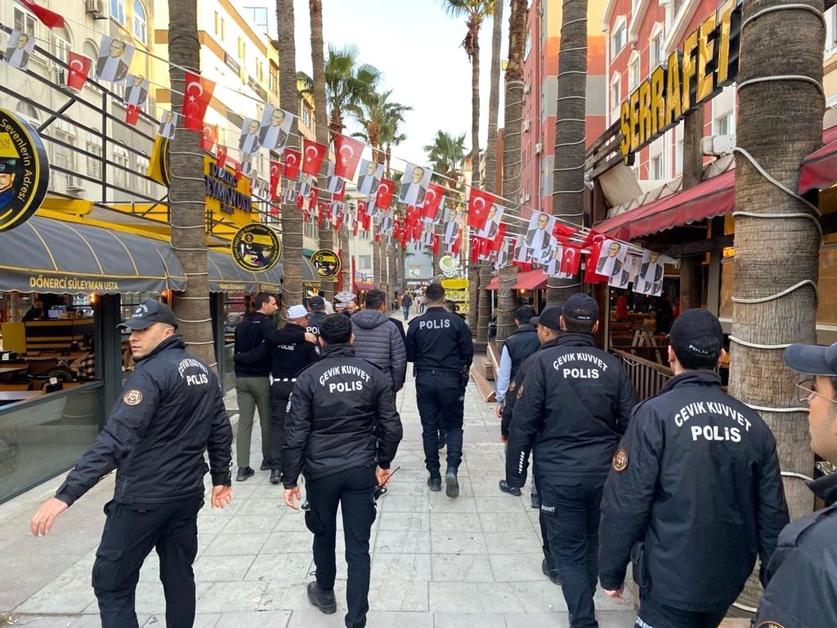 Hatay\'da Polisler Yılbaşı Öncesi Huzur ve Güven Uygulaması Yapıyor
