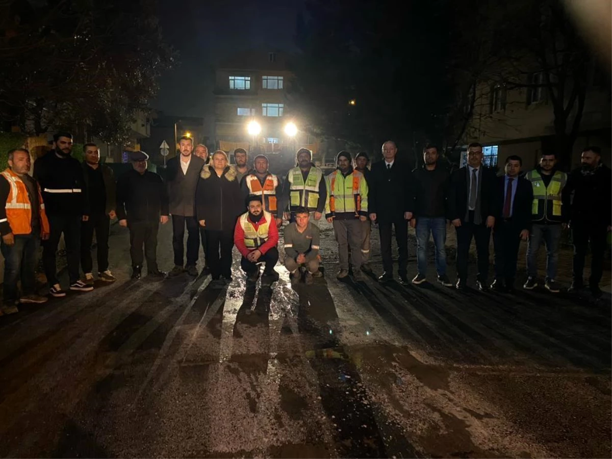 İzmit Belediye Başkanı Fatma Kaplan Hürriyet, Kadıköy Mahallesi\'ndeki asfalt çalışmasını inceledi
